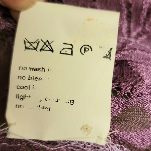 $2,500+ Dolce and Gabbana lace and silk blouse - Picture 11 of 12